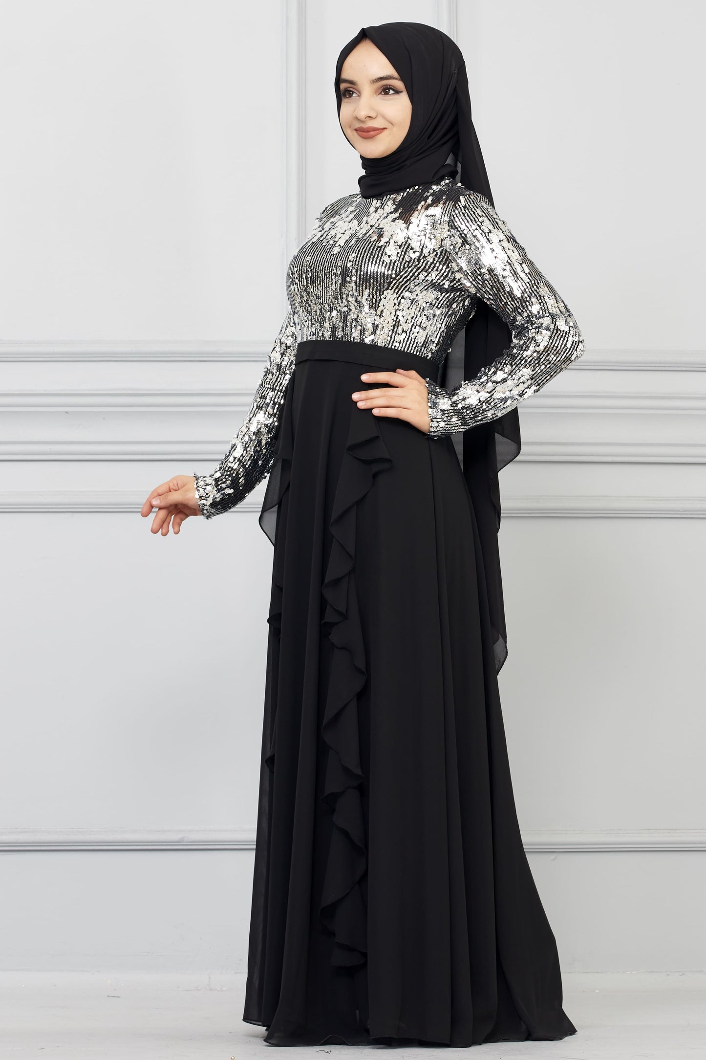 Robe de soirée détaillée en mousseline de soie à sequins argenté | 7019-24