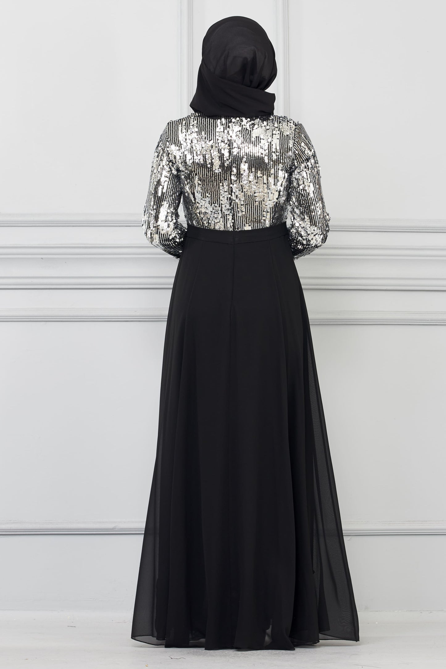 Robe de soirée détaillée en mousseline de soie à sequins argenté | 7019-24