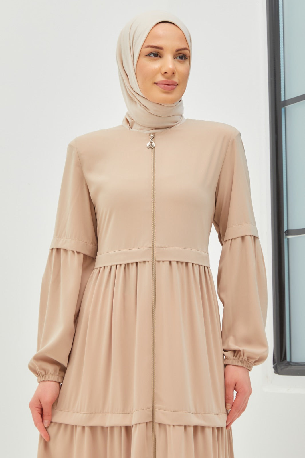 عباية كبيرة ومفصلة من عدة طبقات لون بيج | 2068-23